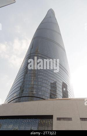 Der Shanghai Tower ist Chinas höchster Wolkenkratzer. LEED Platinum zertifiziertes Gebäude. Hat den zweitschnellsten Aufzug der Welt. Stockfoto