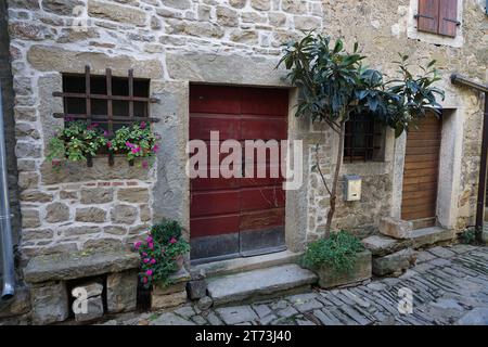 Das charmante kleine Dorf in Kroatien heißt die istrische Toskana mit Steinmauern und schönen Türen und Fenstern. Stockfoto