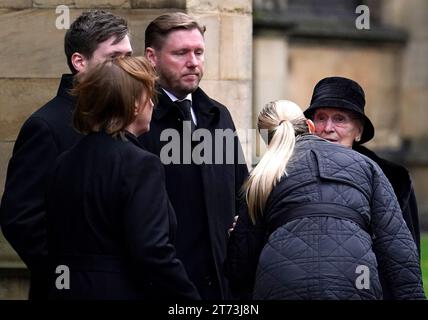 Norma Ball (rechts), Ehefrau von Sir Bobby Charlton, verlässt die Kathedrale von Manchester nach der Beerdigung. Sir Bobby Charlton starb im Oktober im Alter von 86 Jahren. Charlton erzielte 249 Tore für Manchester United und half ihnen, drei Meistertitel, einen FA Cup und den Europapokal 1968 zu gewinnen. Auf internationaler Ebene war er Teil der englischen Mannschaft, die 1966 die Weltmeisterschaft gewann. Bilddatum: Montag, 13. November 2023. Stockfoto