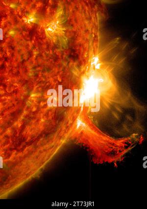 Das Solar Dynamics Observatory der NASA hat diese Bilder einer Sonneneruption am 2. Oktober 2014 aufgenommen. Die Sonnenfackel ist der helle Lichtblitz auf der rechten li Stockfoto