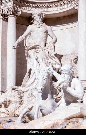 Trevi-Brunnen, Oceanus-Statue und Cherub- und Pegasus-Statuen, Rom, Latium, Italien Stockfoto