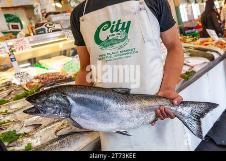 Seattle, Washington, Vereinigte Staaten von Amerika - 12. Juni 2013: Fischhändler halten frischen Lachs auf dem City Fish Company Seattle Pike Place Market Stockfoto