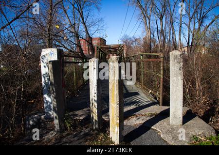 Rostgrüne Fußbrücke über den Fluss. Stockfoto