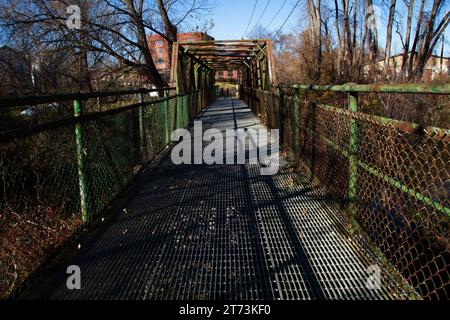 Rostgrüne Fußbrücke über den Fluss. Stockfoto