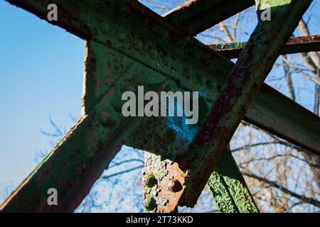 Rostgrüne Fußbrücke über den Fluss. Stockfoto