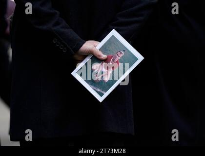 Manchester, Großbritannien. November 2023. Fans bei der Beerdigung von Sir Bobby Charlton in der Manchester Cathedral, Manchester: Picture Credit: Andrew Yates/Sportimage Credit: Sportimage Ltd/Alamy Live News Stockfoto