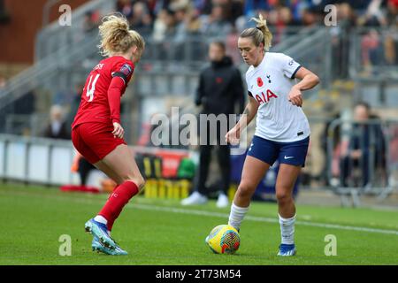 London, Großbritannien. November 2023. London, England, 12. November 2023: Grace Clinton (8 Tottenham Hotspur) nimmt Grace Fisk (4 Liverpool) auf einem Einzelspiel während des FA Women's Super League Spiels zwischen Tottenham Hotspur und Liverpool in der Brisbane Road in London, England (Alexander Canillas/SPP). /Alamy Live News Stockfoto