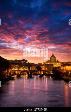 Basilika St. Peter mit Sant'Angelo's Brücke über den Tiber bei Sonnenuntergang, Rom, Latium, Italien Stockfoto