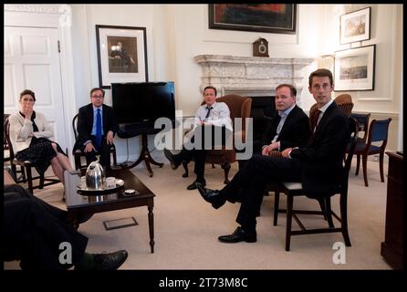 London, Großbritannien. Juli 2016. Image © lizenziert für Parsons Media. 13/11/2023. London, Vereinigtes Königreich. David Cameron wurde zum Außenminister ernannt. 13/07/2016. London, Vereinigtes Königreich. David Cameron verlässt die Downing St mit seiner Familie. Rosie, Premierminister David Cameron, wartet in seinem Büro, bevor er zum letzten Mal die 10. Notennummer verlässt. Foto: andrew parsons/Alamy Live News Stockfoto