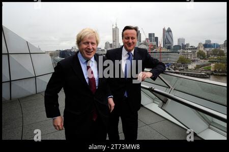 London, Großbritannien. Mai 2012. Image © lizenziert für Parsons Media. 13/11/2023. London, Vereinigtes Königreich. David Cameron wurde zum Außenminister ernannt. Boris Johnson und Premierminister David Cameron, nachdem Boris zum zweiten Mal Bürgermeister von London wurde.1 Foto von Credit: andrew parsons/Alamy Live News Stockfoto