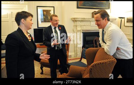 London, Großbritannien. November 2011. Image © lizenziert für Parsons Media. 13/11/2023. London, Vereinigtes Königreich. David Cameron wurde zum Außenminister ernannt. Der Premierminister David Cameron trifft in seinem Büro am Montag, den 7. November 2011, den Vorsitzenden der Schottischen Konservativen Partei Ruth (links) Davidson. Foto: andrew parsons/Alamy Live News Stockfoto