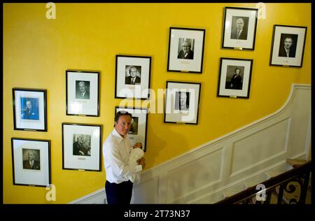 London, Großbritannien. September 2010. Image © lizenziert für Parsons Media. 13/11/2023. London, Vereinigtes Königreich. David Cameron wurde zum Außenminister ernannt. Der britische Premierminister David Cameron und seine Ehefrau Samantha zeigen mit ihrer neuen Tochter Florence Rose Endellion am 3. September 2010 Foto von Credit: andrew parsons/Alamy Live News Stockfoto