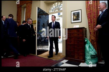 London, Großbritannien. Juni 2010. Image © lizenziert für Parsons Media. 13/11/2023. London, Vereinigtes Königreich. David Cameron wurde zum Außenminister ernannt. Der britische Premierminister David Cameron begrüßt die ehemalige Premierministerin Baroness Thatcher am Dienstag, den 8. Juni 2010 in der Downing Street 10. Foto Foto von Credit: andrew parsons/Alamy Live News Stockfoto