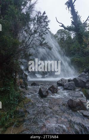 Wasserfall Cascata de Leonte an einem dunklen Herbstabend im Nationalpark Geres, Vilar da Veiga, Portugal Stockfoto