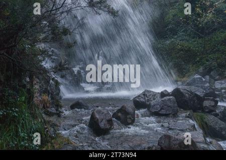 Wasserfall Cascata de Leonte an einem dunklen Herbstabend im Nationalpark Geres, Vilar da Veiga, Portugal Stockfoto