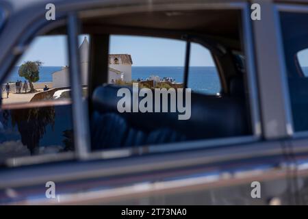 Algarve, Portugal - 13.09.2023: Blick vom Fenster eines Autos auf eine Hochzeit in der Kapelle unserer Lieben Frau vom Felsen (Igreja de Nossa Senhora da Rocha) Stockfoto