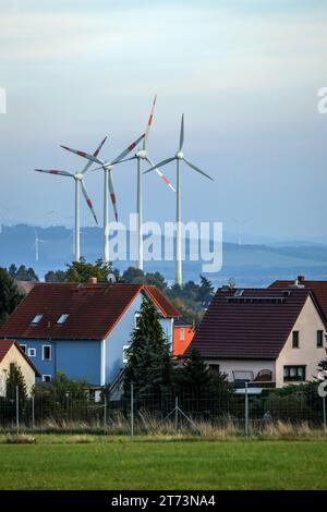 Zittau, Sachsen, Deutschland - Windpark bei Zittau, Windräder hinter einem Wohngut. Stockfoto