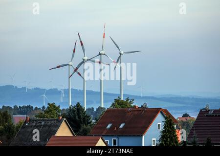 Zittau, Sachsen, Deutschland - Windpark bei Zittau, Windräder hinter einem Wohngut. Stockfoto