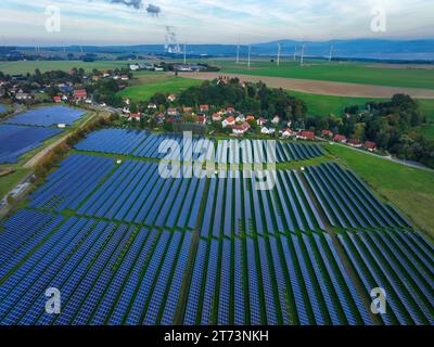 Zittau, Sachsen, Deutschland - Solarfeld Oberseifersdorf, Solarpark in Oberseifersdorf, in der Gemeinde Mittelherwigsdorf, hinten Windraeder und das Braunkohle Kraftwerk Turow in Polen. Zittau Sachsen Deutschland *** Zittau, Sachsen, Deutschland Solarfeld Oberseifersdorf, Solarpark in Oberseifersdorf, Gemeinde Mittelherwigsdorf, hinter Windturbinen und dem Braunkohlekraftwerk Turow in Polen Zittau Sachsen Deutschland Credit: Imago/Alamy Live News Stockfoto