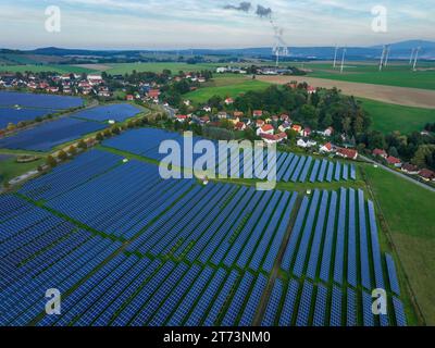 Zittau, Sachsen, Deutschland - Solarfeld Oberseifersdorf, Solarpark in Oberseifersdorf, in der Gemeinde Mittelherwigsdorf, hinten Windraeder und das Braunkohle Kraftwerk Turow in Polen. Zittau Sachsen Deutschland *** Zittau, Sachsen, Deutschland Solarfeld Oberseifersdorf, Solarpark in Oberseifersdorf, Gemeinde Mittelherwigsdorf, hinter Windturbinen und dem Braunkohlekraftwerk Turow in Polen Zittau Sachsen Deutschland Credit: Imago/Alamy Live News Stockfoto