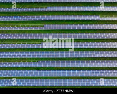 Zittau, Sachsen, Deutschland - Solarfeld Oberseifersdorf, Solarpark in Oberseifersdorf, in der Gemeinde Mittelherwigsdorf. Zittau Sachsen Deutschland *** Zittau, Sachsen, Deutschland Solarfeld Oberseifersdorf, Solarpark in Oberseifersdorf, Gemeinde Mittelherwigsdorf Zittau Sachsen Deutschland Credit: Imago/Alamy Live News Stockfoto