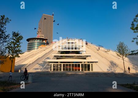 Menschen, die bei Sonnenuntergang die Pyramide von Tirana, Albanien, hinauflaufen Stockfoto