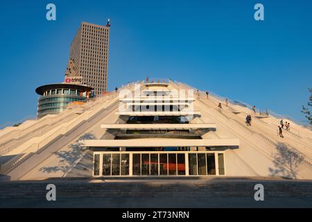 Menschen, die bei Sonnenuntergang die Pyramide von Tirana, Albanien, hinauflaufen Stockfoto