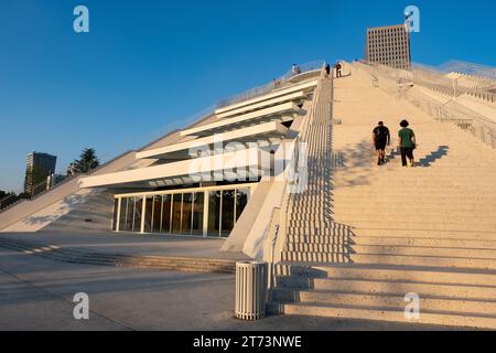 Menschen, die bei Sonnenuntergang die Pyramide von Tirana, Albanien, hinauflaufen Stockfoto