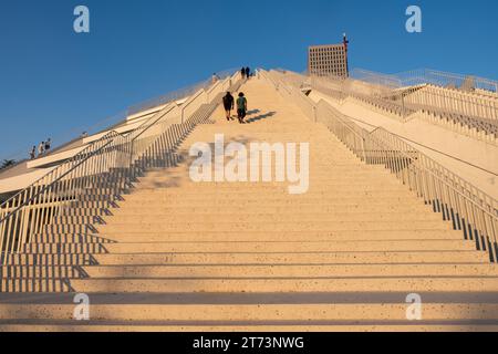 Menschen, die bei Sonnenuntergang die Pyramide von Tirana, Albanien, hinauflaufen Stockfoto