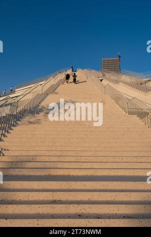 Die Pyramide von Tirana, Albanien bei Sonnenuntergang Stockfoto