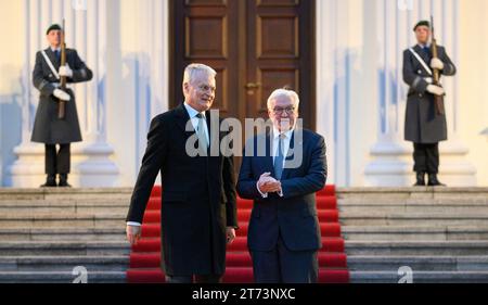 Berlin, Deutschland. November 2023. Bundespräsident Frank-Walter Steinmeier (r) empfängt den litauischen Präsidenten Gitanas Nauseda zu Gesprächen vor dem Schloss Bellevue. Quelle: Bernd von Jutrczenka/dpa/Alamy Live News Stockfoto