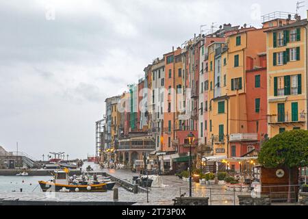 Porto Venere, Italien - 1. Februar 2018: Farbenfrohe Häuser am Wasser in Kleinstadt am kalten Wintertag. Stockfoto