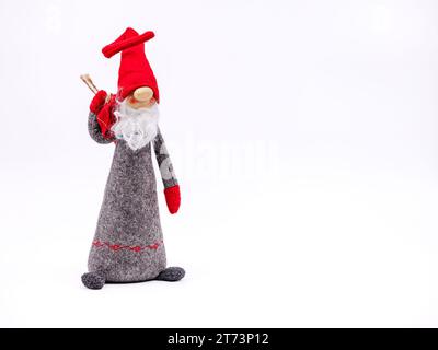 Eine lustige Weihnachtsmannfigur mit spitzer Kappe und Bart als Grußkarte für Weihnachten isoliert vor weißem Hintergrund Stockfoto