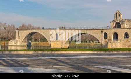 Avignon, Frankreich - 30. Januar 2016: Historisches Wahrzeichen mittelalterliche Brücke Benezet über die Rhone am sonnigen Wintertag. Stockfoto