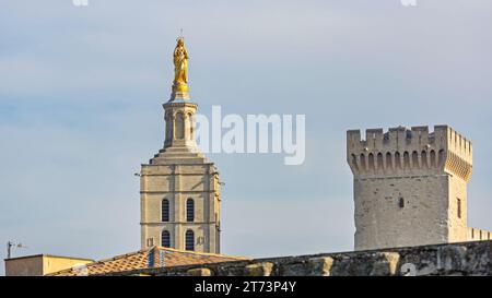 Avignon, Frankreich - 30. Januar 2016: Vergoldete Statue der Jungfrau Maria oben auf dem Glockenturm römisch-katholische Kirche Historisches Wahrzeichen Wintertag. Stockfoto