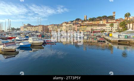 Cannes, Frankreich - 1. Februar 2016: Festmachen von Booten im Hafen von Calm Water Marina in Cannes, Frankreich. Stockfoto