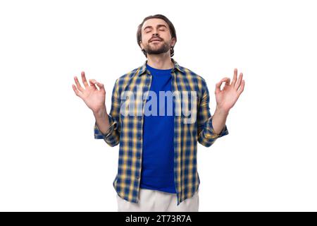 Porträt einer angenehm ruhigen jungen europäischen Brünette mit einem Bart, der stilvoll in einem Hemd gekleidet ist Stockfoto