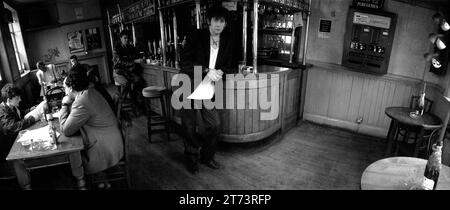 Shane MacGowan, der legendäre irische Rockstar, Sänger/Songwriter und Frontmann der Pogues & The Papes, stellte sich das Trinken und Rauchen in seinem Londoner Lieblingspub Filthy MacNasty’s Islington 1994 vor Stockfoto