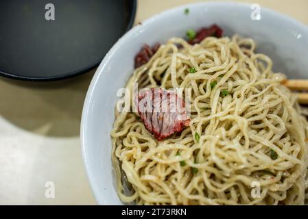 Mie Daging Merah, Rote Schweinekudel - Pasar Baru, Jakarta, Indonesien Stockfoto