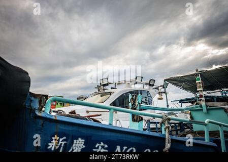 Boot im farbenfrohen Fischerhafen Zhengbin im Bezirk Zhongzheng, Keelung, Taiwan Stockfoto