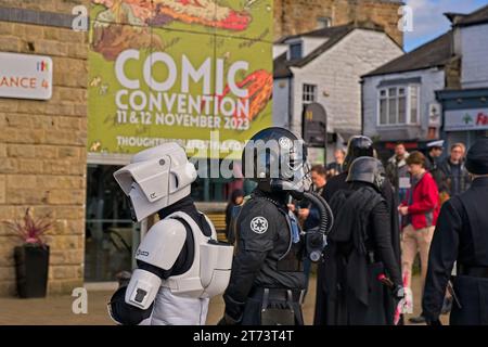 Zwei Cosplayer, gekleidet als Stormtrooper und Imperial Tie Fighter Pilot, begrüßten Besucher beim Eintritt in die Comic Convention in Harrogate, Großbritannien. Stockfoto