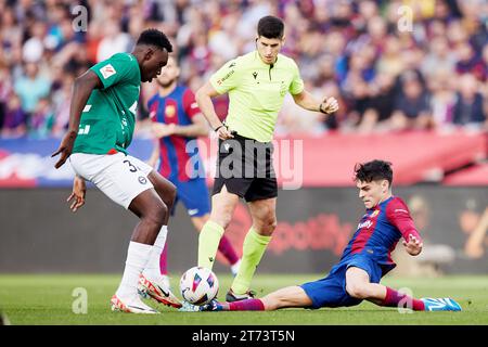 Samu Omorodion von Deportivo Alaves und Pedri Gonzalez vom FC Barcelona während des spanischen Meisterschaftsspiels La Liga zwischen dem FC Barcelona und Deportivo Alaves am 12. November 2023 im Estadi Olimpic Lluis Companys in Barcelona, Spanien Stockfoto