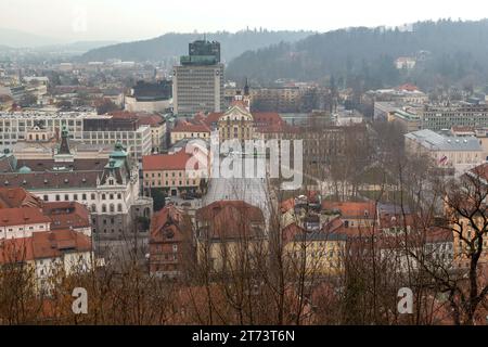 LJUBLJANA, SLOWENIEN - 7. MÄRZ 2023: Dies ist ein Blick auf den Kongressplatz von der Höhe der Burg Ljubljana in einer regnerischen Frühlingssaison. Stockfoto