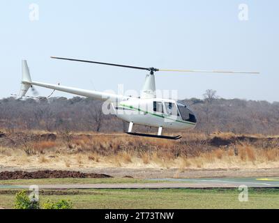 Robinson R44 Raven II Hubschrauber, Victoria Falls Town, Simbabwe, Afrika Stockfoto