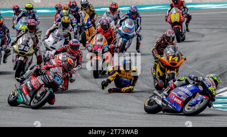 Kuala Lumpur, Malaysia. November 2023. Der spanische Fahrer Gonzalez von Correos Prepago Yamaha VR46 Team (C) stürzt in der ersten Kurve während des Moto2-Rennens des Petronas Grand Prix von Malaysia auf dem Sepang International Circuit ab. (Foto: Wong Fok Loy/SOPA Images/SIPA USA) Credit: SIPA USA/Alamy Live News Stockfoto