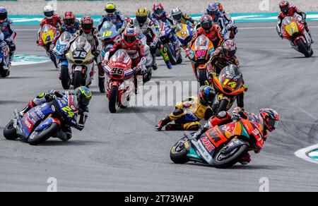 Kuala Lumpur, Malaysia. November 2023. Der spanische Fahrer Gonzalez von Correos Prepago Yamaha VR46 Team (R) stürzt in der ersten Kurve während des Moto2-Rennens des Petronas Grand Prix von Malaysia auf dem Sepang International Circuit ab. (Foto: Wong Fok Loy/SOPA Images/SIPA USA) Credit: SIPA USA/Alamy Live News Stockfoto