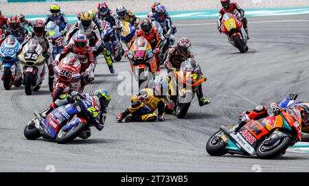 Kuala Lumpur, Malaysia. November 2023. Der spanische Fahrer Gonzalez von Correos Prepago Yamaha VR46 Team (C) stürzt in der ersten Kurve während des Moto2-Rennens des Petronas Grand Prix von Malaysia auf dem Sepang International Circuit ab. (Foto: Wong Fok Loy/SOPA Images/SIPA USA) Credit: SIPA USA/Alamy Live News Stockfoto