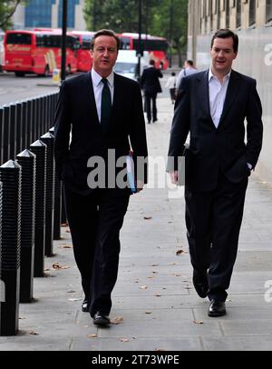 London, Großbritannien. September 2009. Image © lizenziert für Parsons Media. 13/11/2023. London, Vereinigtes Königreich. David Cameron wurde zum Außenminister ernannt. David Cameron mit George Osborne und Ed Llwellyn, London, Smith Square, UK, 29. September, 2009. Foto von Credit: andrew parsons/Alamy Live News Stockfoto