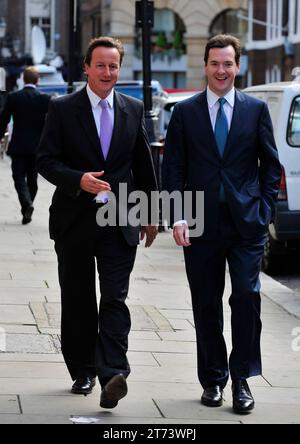 London, Großbritannien. September 2009. Image © lizenziert für Parsons Media. 13/11/2023. London, Vereinigtes Königreich. David Cameron wurde zum Außenminister ernannt. David Cameron, der Vorsitzende der Konservativen Partei, kommt mit George Osborne zu seiner monatlichen Pressekonferenz am Mittwoch, den 16. September 2009, im St Stephens Club an. Foto Foto von Credit: andrew parsons/Alamy Live News Stockfoto