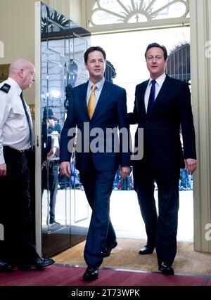 London, Großbritannien. Mai 2010. Image © lizenziert für Parsons Media. 13/11/2023. London, Vereinigtes Königreich. David Cameron wurde zum Außenminister ernannt. Der neue britische Premierminister David Cameron und der stellvertretende Premierminister Nick Clegg gehen zum ersten Mal zusammen in den Kabinettsraum in der Downing St 10, Mittwoch, den 12. Mai 2010. Foto Foto von Credit: andrew parsons/Alamy Live News Stockfoto